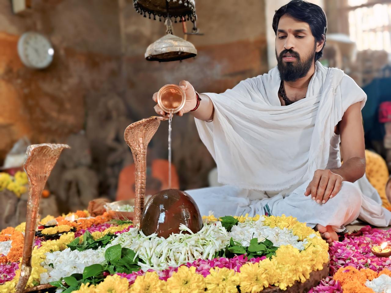 Portrait of our experienced Hindu pandit in traditional attire